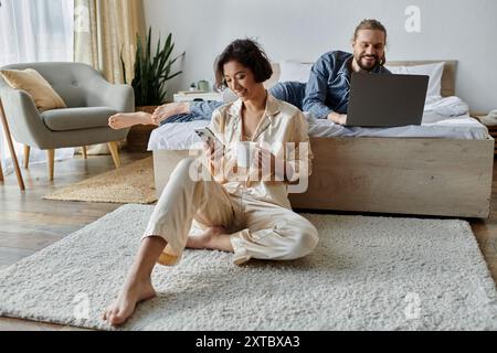 Ein liebevolles Paar entspannt sich zu Hause im Schlafanzug. Stockfoto