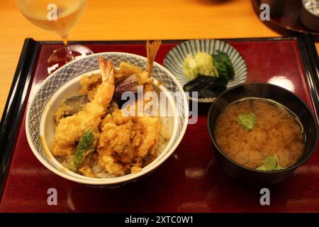 Japanische Küche: Sehne (Tempura-Schüssel), Miso-Suppe und Tsukemono (japanische Gurken) in Tokio, Japan Stockfoto