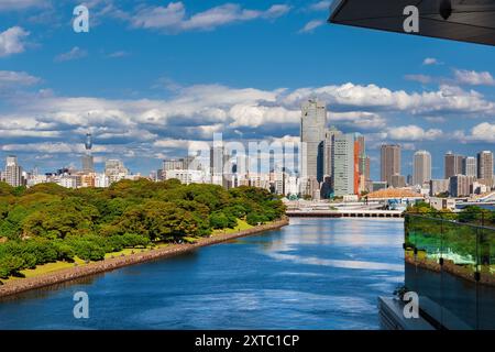 Blick auf die Bucht von Tokio, den Sumida River Hama-Rikyu Park und den Skytree von der Panoramaterrasse Takeshiba Stockfoto