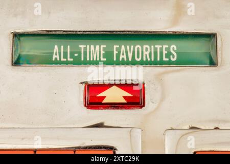 Nahaufnahme einer Vintage-Jukebox mit Textbeschriftung All-Time Favorites Stockfoto