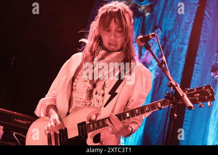 Kopenhagen, Dänemark. August 2024. Die US-amerikanische Rockband Blonde Redhead gibt ein Live-Konzert im Pumpehuset in Kopenhagen. Hier ist Sänger und Musiker Kazu Makino live auf der Bühne zu sehen. Quelle: Gonzales Photo/Alamy Live News Stockfoto