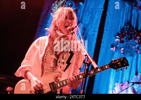 Kopenhagen, Dänemark. August 2024. Die US-amerikanische Rockband Blonde Redhead gibt ein Live-Konzert im Pumpehuset in Kopenhagen. Hier ist Sänger und Musiker Kazu Makino live auf der Bühne zu sehen. Quelle: Gonzales Photo/Alamy Live News Stockfoto