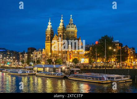 Basilika St. Nikolaus bei Nacht, Amsterdam, Niederlande Stockfoto