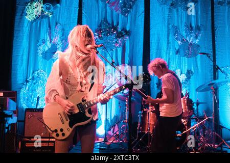 Kopenhagen, Dänemark. August 2024. Die US-amerikanische Rockband Blonde Redhead gibt ein Live-Konzert im Pumpehuset in Kopenhagen. Hier ist Sänger und Musiker Kazu Makino live auf der Bühne zu sehen. Quelle: Gonzales Photo/Alamy Live News Stockfoto