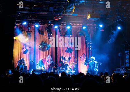 Kopenhagen, Dänemark. August 2024. Die US-amerikanische Rockband Blonde Redhead gibt ein Live-Konzert im Pumpehuset in Kopenhagen. Hier ist Sänger und Musiker Kazu Makino live auf der Bühne zu sehen. Quelle: Gonzales Photo/Alamy Live News Stockfoto