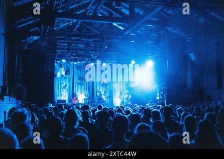 Kopenhagen, Dänemark. August 2024. Die US-amerikanische Rockband Blonde Redhead gibt ein Live-Konzert im Pumpehuset in Kopenhagen. Hier ist Sänger und Musiker Kazu Makino live auf der Bühne zu sehen. Quelle: Gonzales Photo/Alamy Live News Stockfoto