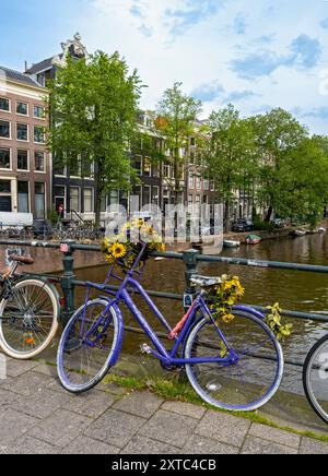Fahrrad auf einer Brücke über den Singel Kanal, Amsterdam, Niederlande Stockfoto