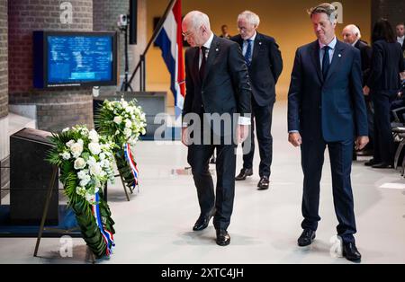 DEN HAAG - 14.08.2024, Präsident der Ersten Kammer, Jan Anthonie Bruijn, Präsident der Zweiten Kammer, Martin Bosma, und Thom de Graaf, Vorsitzender der Nationalen Erinnerungsstiftung während der Gedenkfeier im Repräsentantenhaus für die Kriegsopfer in den ehemaligen Niederländisch-Indien. Jedes Jahr werden die Opfer des Zweiten Weltkriegs an der indischen Gedenktafel im Repräsentantenhaus gedenken. ANP FREEK VAN DEN BERGH niederlande aus - belgien aus Stockfoto