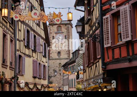 Ribeauville, Frankreich, Dezember: Eine der vielen malerischen und farbenfrohen Straßen in Ribeauville, in der elsässischen Weinregion im Nordosten Frankreichs. Stockfoto