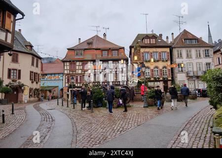 Ribeauville, Frankreich, Dezember: Eine der vielen malerischen und farbenfrohen Straßen in Ribeauville, in der elsässischen Weinregion im Nordosten Frankreichs. Stockfoto