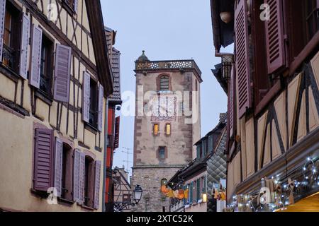 Ribeauville, Frankreich, Dezember: Eine der vielen malerischen und farbenfrohen Straßen in Ribeauville, in der elsässischen Weinregion im Nordosten Frankreichs. Stockfoto