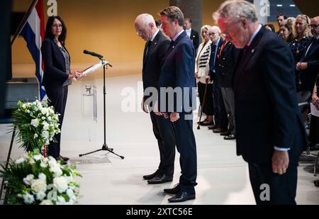 DEN HAAG - 14.08.2024, Präsident der Ersten Kammer, Jan Anthonie Bruijn, Präsident der Zweiten Kammer, Martin Bosma, und Thom de Graaf, Vorsitzender der Nationalen Erinnerungsstiftung während der Gedenkfeier im Repräsentantenhaus für die Kriegsopfer in den ehemaligen Niederländisch-Indien. Jedes Jahr werden die Opfer des Zweiten Weltkriegs an der indischen Gedenktafel im Repräsentantenhaus gedenken. ANP FREEK VAN DEN BERGH niederlande aus - belgien aus Stockfoto