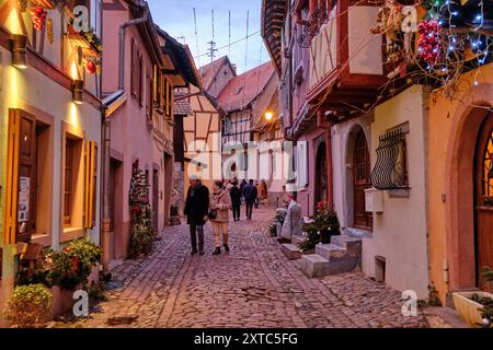 Eguisheim, Frankreich: Eine der Perlen des Elsass, ein authentischer märchenhafter Ort, die schönsten Dörfer Frankreichs. Stockfoto