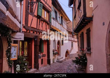 Eguisheim, Frankreich: Eine der Perlen des Elsass, ein authentischer märchenhafter Ort, die schönsten Dörfer Frankreichs. Stockfoto