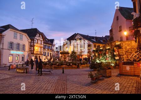 Eguisheim, Frankreich: Eine der Perlen des Elsass, ein authentischer märchenhafter Ort, die schönsten Dörfer Frankreichs. Stockfoto