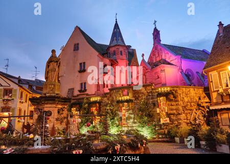 Eguisheim, Frankreich: Eine der Perlen des Elsass, ein authentischer märchenhafter Ort, die schönsten Dörfer Frankreichs. Stockfoto