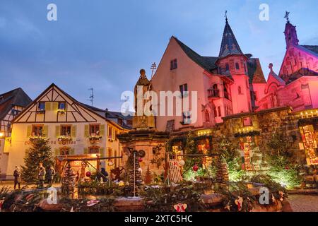 Eguisheim, Frankreich: Eine der Perlen des Elsass, ein authentischer märchenhafter Ort, die schönsten Dörfer Frankreichs. Stockfoto