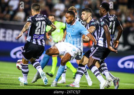 Thessaloniki, Griechenland. August 2024. Malmö's Isaac Kiese Thelin (Mitte) in Aktion während eines dritten Qualifikationsspiels zwischen PAOK FC und Malmö FF. Das Spiel endete 3-4 und Malmö fährt mit der nächsten Phase fort. (Kreditbild: © Giannis Papanikos/ZUMA Press Wire) NUR REDAKTIONELLE VERWENDUNG! Nicht für kommerzielle ZWECKE! Stockfoto