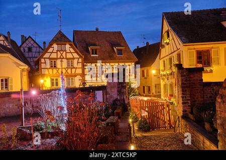 Eguisheim, Frankreich: Eine der Perlen des Elsass, ein authentischer märchenhafter Ort, die schönsten Dörfer Frankreichs. Stockfoto