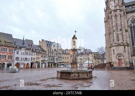 Elsass, Frankreich: Hauptplatz von Mulhouse mit historischen Häusern, Frankreich Stockfoto