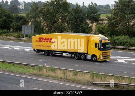 DHL LKW auf der Autobahn M40, Warwickshire, UK Stockfoto