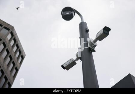 Hamburg, Deutschland. August 2024. Vor dem Hachmannplatz wurden neue Videoüberwachungskameras installiert. Mit neuen Videokameras auf dem Bahnhofsvorplatz will die Polizei für mehr Sicherheit rund um den Hamburger Hauptbahnhof sorgen. Quelle: Christian Charisius/dpa/Alamy Live News Stockfoto