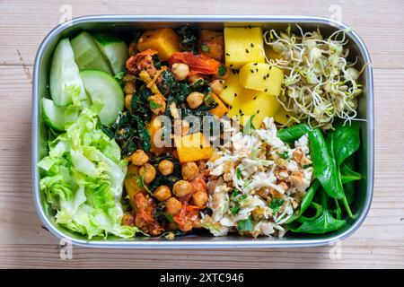 Eine große Lunchbox mit gemischten Salaten, Kichererbsen und keimenden Pulsen. Stockfoto