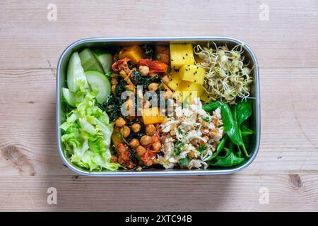 Eine große Lunchbox mit gemischten Salaten, Kichererbsen und keimenden Pulsen. Stockfoto