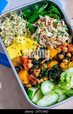 Eine große Lunchbox mit gemischten Salaten, Kichererbsen und keimenden Pulsen. Stockfoto