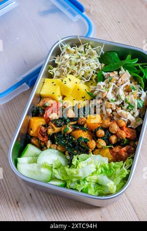 Eine große Lunchbox mit gemischten Salaten, Kichererbsen und keimenden Pulsen. Stockfoto