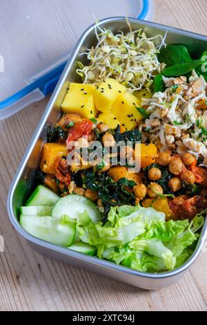 Eine große Lunchbox mit gemischten Salaten, Kichererbsen und keimenden Pulsen. Stockfoto