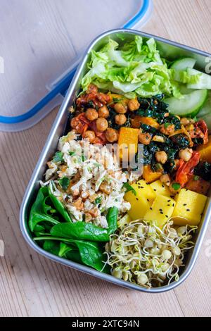 Eine große Lunchbox mit gemischten Salaten, Kichererbsen und keimenden Pulsen. Stockfoto