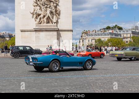 Paris. Frankreich, 2023.07.30: Historische Autos unter dem Triumphbogen, Paris Champs Elysees, Frankreich. Stockfoto