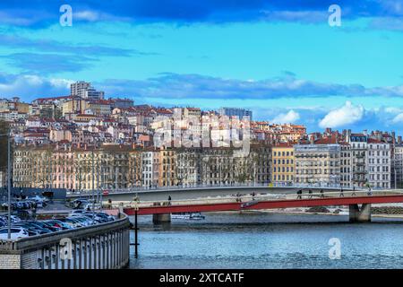 Blick nach Norden zum St. Vincent District von Lyon. Die rote Brücke ist die Passerelle du Palais-de-Justice / Pierre-Truche. Dahinter befindet sich Pont Alphonse Juin. Stockfoto