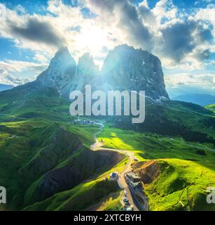 Luftaufnahme der Straße in den alpinen Bergen bei Sonnenuntergang im Sommer Stockfoto