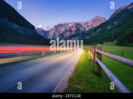 Straße in alpinen Bergen in der Dämmerung mit unscharfen Lichtwegen Stockfoto