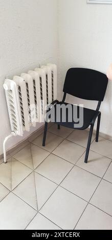 Aufnahme eines Bürostuhls in der Ecke eines alten Zimmers Stockfoto
