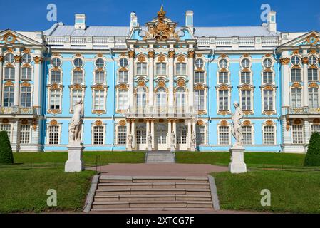 PUSCHKIN, RUSSLAND - 13. AUGUST 2024: Die Fassade des Katharinenpalastes an einem Sommertag. Zarskoje Selo. Russland Stockfoto