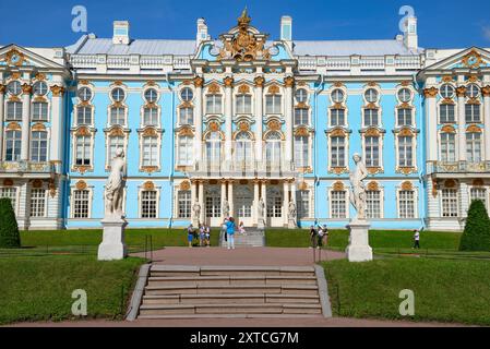 PUSCHKIN, RUSSLAND - 13. AUGUST 2024: Touristen im Katharinenpalast an einem Sommertag. Zarskoje Selo (Sankt Petersburg) Stockfoto