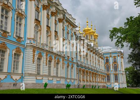 PUSCHKIN, RUSSLAND - 13. AUGUST 2024: Ein Fragment des Katharinenpalastes und der Auferstehungskirche. Zarskoje Selo. (St. Petersburg) Stockfoto