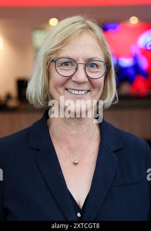 14. August 2024, Hamburg: Petra Weigl, Vorsitzende des Fischinformationszentrums, nach einer Pressekonferenz in einem Restaurant am Fischmarkt. Auf der Pressekonferenz informierte das Fischinformationszentrum über die Marktdaten der Branche in Deutschland, den Pro-Kopf-Verbrauch und das Kaufverhalten der Verbraucher in Deutschland im Jahr 2023. Foto: Christian Charisius/dpa Stockfoto