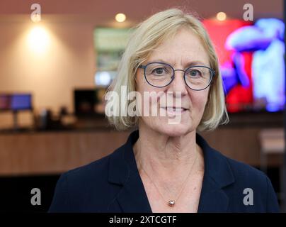 14. August 2024, Hamburg: Petra Weigl, Vorsitzende des Fischinformationszentrums, nach einer Pressekonferenz in einem Restaurant am Fischmarkt. Auf der Pressekonferenz informierte das Fischinformationszentrum über die Marktdaten der Branche in Deutschland, den Pro-Kopf-Verbrauch und das Kaufverhalten der Verbraucher in Deutschland im Jahr 2023. Foto: Christian Charisius/dpa Stockfoto