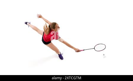 Luftaufnahme eines weiblichen Badmintonspielers, der in Bewegung springt, um Shuttlecock vor weißem Studiohintergrund zu treffen. Stockfoto