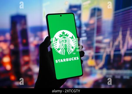 Paraguay. August 2024. In dieser Abbildung wird das Starbucks Logo auf einem Smartphone-Bildschirm angezeigt. Quelle: SOPA Images Limited/Alamy Live News Stockfoto