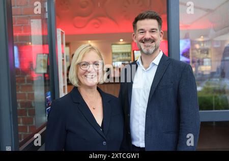 14. August 2024, Hamburg: Petra Weigl (l), Vorsitzende des Fischinformationszentrums, und Stefan Meyer, Geschäftsführer, nach einer Pressekonferenz in einem Restaurant am Fischmarkt. Auf der Pressekonferenz informierte das Fischinformationszentrum über die Marktdaten der Branche in Deutschland, den Pro-Kopf-Verbrauch und das Kaufverhalten der Verbraucher in Deutschland im Jahr 2023. Foto: Christian Charisius/dpa Stockfoto