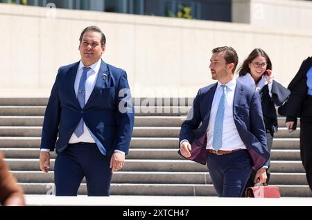 Central Islip, New York, USA. August 2024. George Santos, ehemaliger Repräsentant aus New York, kommt am Bundesgericht an. Santos bittet um eine teilweise anonyme Jury, während die Staatsanwaltschaft darauf dringt, einige seiner vergangenen Wahlkampagnen als Beweis zuzugeben, als der in Ungnade geratene Betrugsversuch der New Yorker Republikaner am 13. August 2024 in Central Islip, New York, naht. Kredit: Hoo Me. Com/Media Punch/Alamy Live News Stockfoto