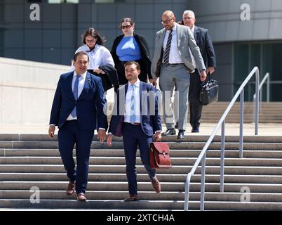 Central Islip, New York, USA. August 2024. George Santos, ehemaliger Repräsentant aus New York, kommt am Bundesgericht an. Santos bittet um eine teilweise anonyme Jury, während die Staatsanwaltschaft darauf dringt, einige seiner vergangenen Wahlkampagnen als Beweis zuzugeben, als der in Ungnade geratene Betrugsversuch der New Yorker Republikaner am 13. August 2024 in Central Islip, New York, naht. Kredit: Hoo Me. Com/Media Punch/Alamy Live News Stockfoto