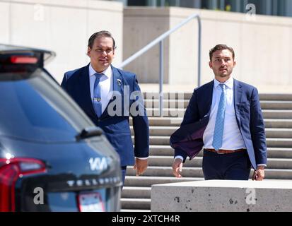 Central Islip, New York, USA. August 2024. George Santos, ehemaliger Repräsentant aus New York, kommt am Bundesgericht an. Santos bittet um eine teilweise anonyme Jury, während die Staatsanwaltschaft darauf dringt, einige seiner vergangenen Wahlkampagnen als Beweis zuzugeben, als der in Ungnade geratene Betrugsversuch der New Yorker Republikaner am 13. August 2024 in Central Islip, New York, naht. Kredit: Hoo Me. Com/Media Punch/Alamy Live News Stockfoto