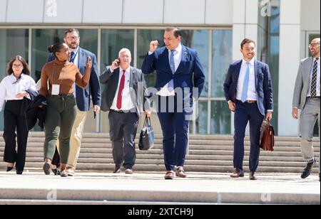 Central Islip, New York, USA. August 2024. George Santos, ehemaliger Repräsentant aus New York, kommt am Bundesgericht an. Santos bittet um eine teilweise anonyme Jury, während die Staatsanwaltschaft darauf dringt, einige seiner vergangenen Wahlkampagnen als Beweis zuzugeben, als der in Ungnade geratene Betrugsversuch der New Yorker Republikaner am 13. August 2024 in Central Islip, New York, naht. Kredit: Hoo Me. Com/Media Punch/Alamy Live News Stockfoto