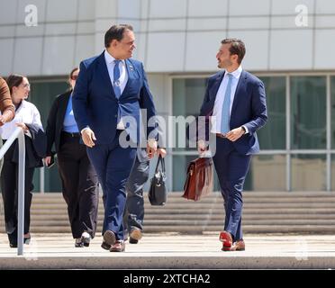 Central Islip, New York, USA. August 2024. George Santos, ehemaliger Repräsentant aus New York, kommt am Bundesgericht an. Santos bittet um eine teilweise anonyme Jury, während die Staatsanwaltschaft darauf dringt, einige seiner vergangenen Wahlkampagnen als Beweis zuzugeben, als der in Ungnade geratene Betrugsversuch der New Yorker Republikaner am 13. August 2024 in Central Islip, New York, naht. Kredit: Hoo Me. Com/Media Punch/Alamy Live News Stockfoto